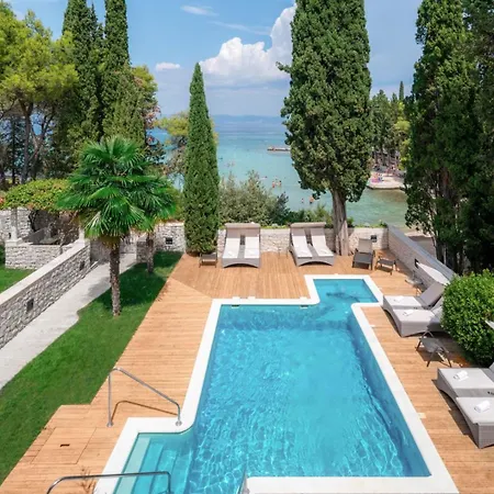 Вилла Luxury Beachfront Palace - Pool,brac Супетар